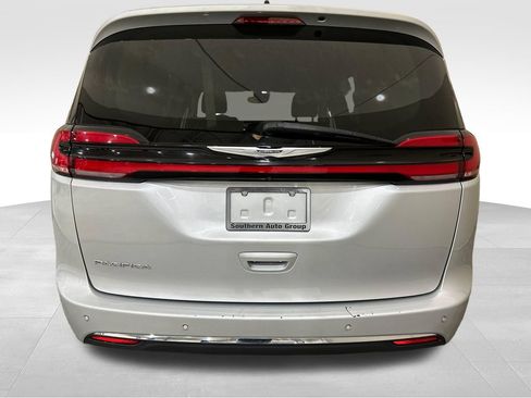 Used 2023 Chrysler Pacifica Touring-L FWD image 4