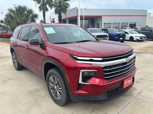 Used 2024 Chevrolet Traverse LT FWD image 1
