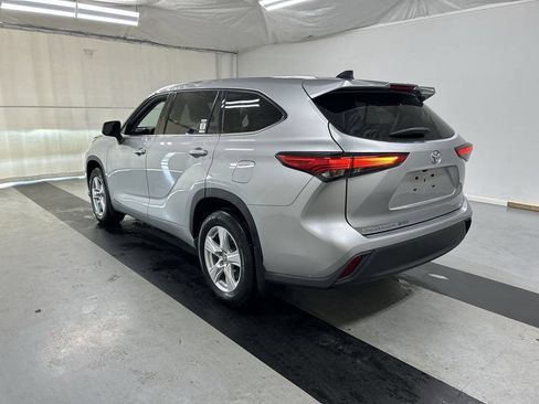 Used 2022 Toyota Highlander LE AWD/4WD image 7