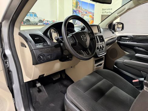 Used 2019 Dodge Grand Caravan SE image 16