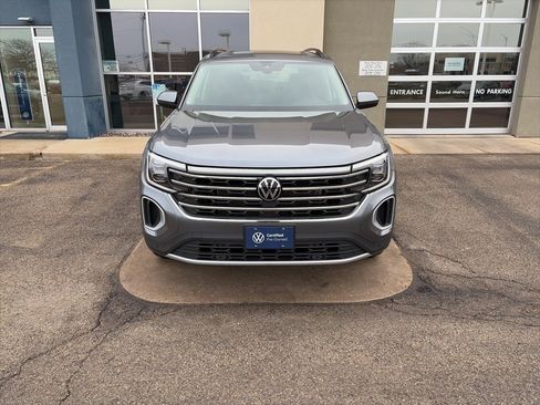 Certified 2025 Volkswagen Atlas SE w/ Panoramic Sunroof Package image 3