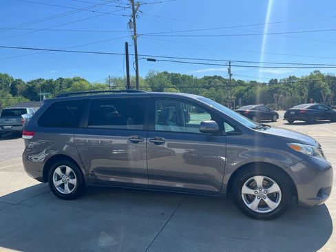 Used 2011 Toyota Sienna LE image 4
