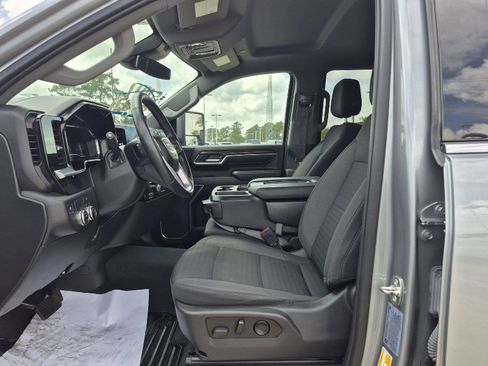 Used 2024 GMC Sierra 2500 SLE w/ SLE Value Package; image 4