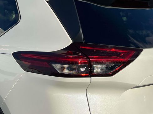 Used 2023 Nissan Rogue SV w/ SV Premium B Package image 8