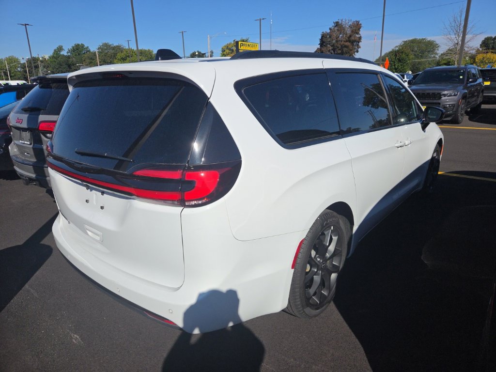 Used 2026 Chrysler Pacifica Select w/ S Appearance Package FWD image 2