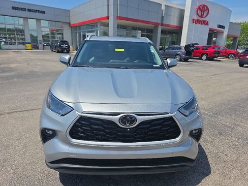 Used 2025 Toyota Highlander XLE AWD/4WD image 3