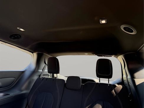 Used 2021 Chrysler Pacifica Touring w/ Uconnect Theater Family Group FWD image 24
