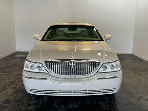 Used 2007 Lincoln Town Car Signature Limited RWD image 2