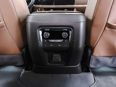 Used 2025 Chevrolet Suburban High Country AWD/4WD image 32