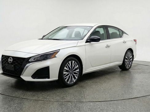 Used 2025 Nissan Altima 2.5 SV image 3