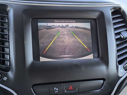 Used 2019 Jeep Cherokee Latitude w/ Popular Appearance Group FWD image 20