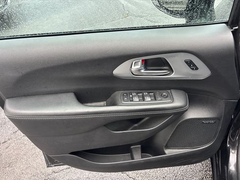 Used 2020 Chrysler Pacifica Touring-L Plus FWD image 11