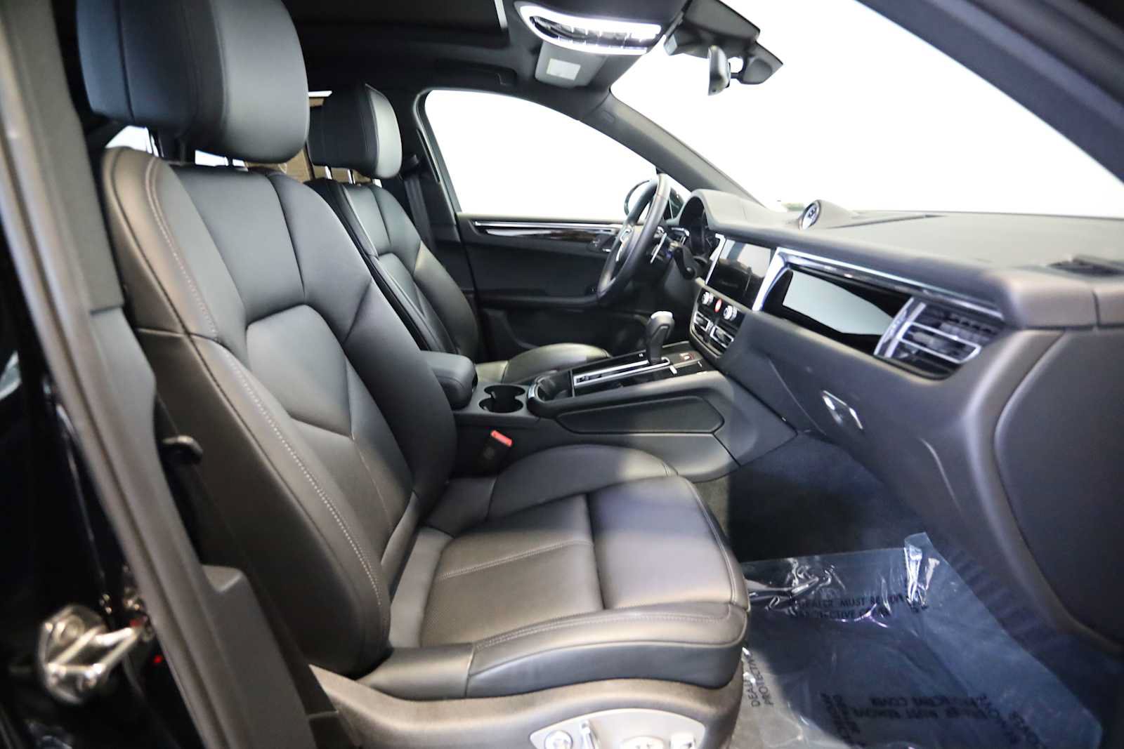 Used 2025 Porsche Macan AWD/4WD image 12