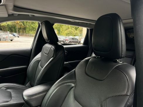 Used 2019 Jeep Cherokee Limited image 14