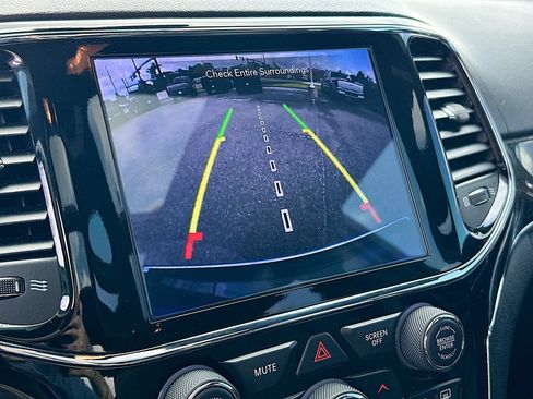 Used 2019 Jeep Grand Cherokee Overland AWD/4WD image 23