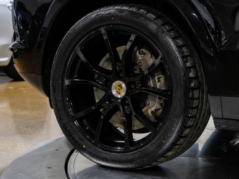 Used 2023 Porsche Cayenne Platinum Edition image 61