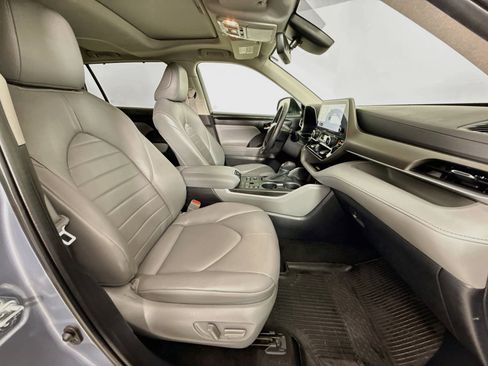 Used 2023 Toyota Highlander XLE AWD/4WD image 31