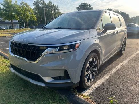 Used 2022 Kia Carnival EX FWD image 1