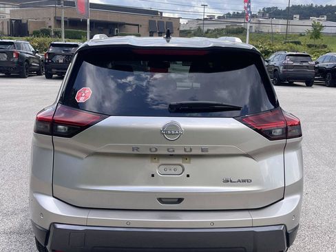 Used 2025 Nissan Rogue SL AWD/4WD image 5