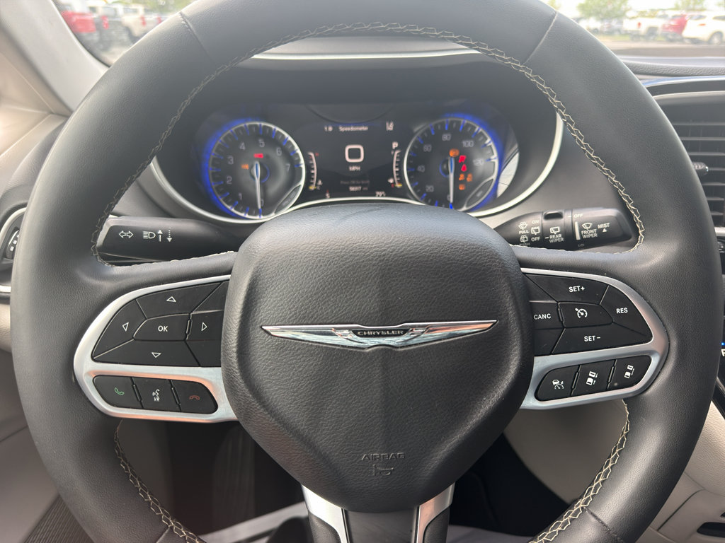 Used 2023 Chrysler Pacifica Touring-L FWD image 19