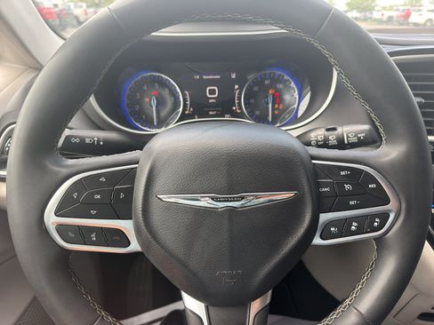 Used 2023 Chrysler Pacifica Touring-L FWD image 19