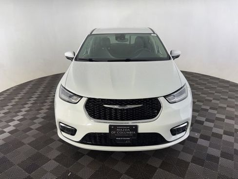 Used 2023 Chrysler Pacifica Touring-L FWD image 2