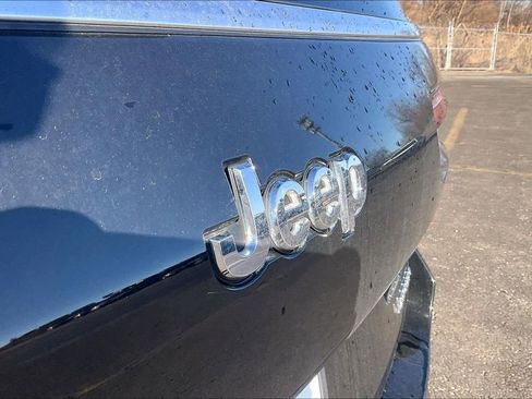 Used 2023 Jeep Grand Cherokee L Laredo image 27