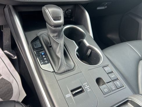 Used 2024 Toyota Highlander XLE image 11