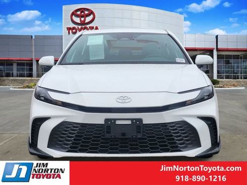 Used 2025 Toyota Camry SE image 2