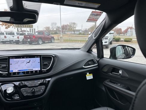 New 2026 Chrysler Pacifica Select image 48