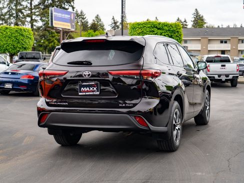 Used 2020 Toyota Highlander XLE AWD/4WD image 9