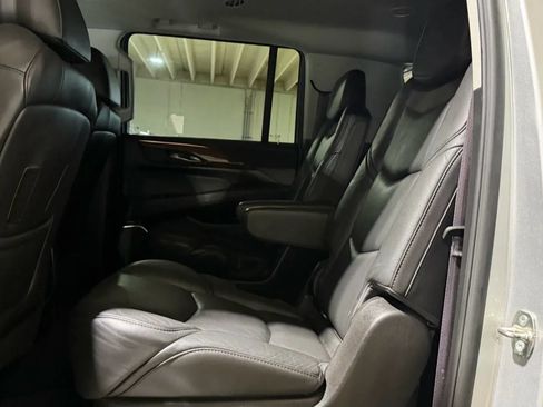 Used 2017 Cadillac Escalade ESV Luxury AWD/4WD image 13