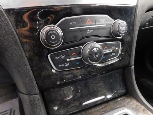 Used 2018 Chrysler 300 Limited image 36