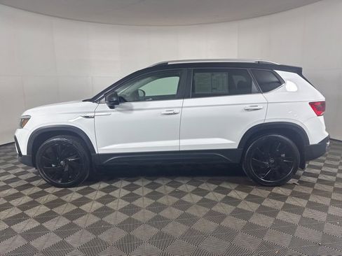 Certified 2024 Volkswagen Taos SE w/ Panoramic Sunroof Package image 7