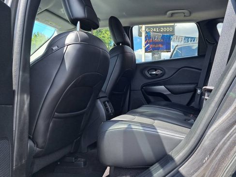 Used 2019 Jeep Cherokee Limited w/ Trailer Tow Group AWD/4WD image 6