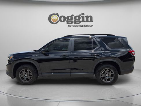 Certified 2025 Honda Pilot TrailSport image 3