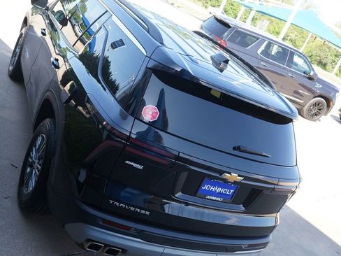 Used 2025 Chevrolet Traverse LT FWD image 13