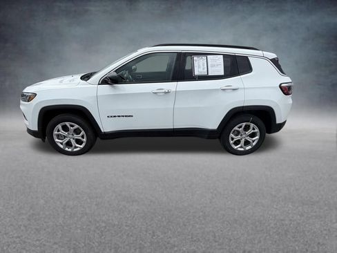 Used 2024 Jeep Compass Latitude AWD/4WD image 2