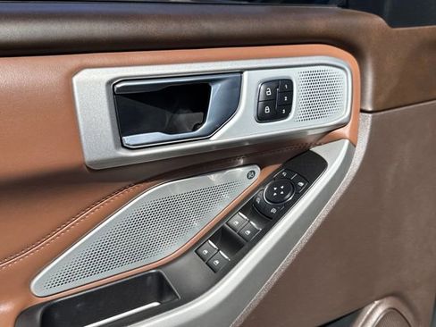 Used 2022 Ford Explorer King Ranch w/ Premium Technology Package image 5