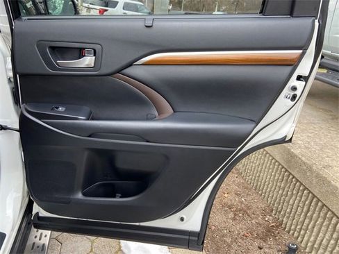 Used 2019 Toyota Highlander Limited Platinum image 25