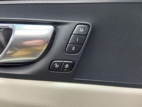 Used 2023 Volvo XC60 B5 Plus image 19