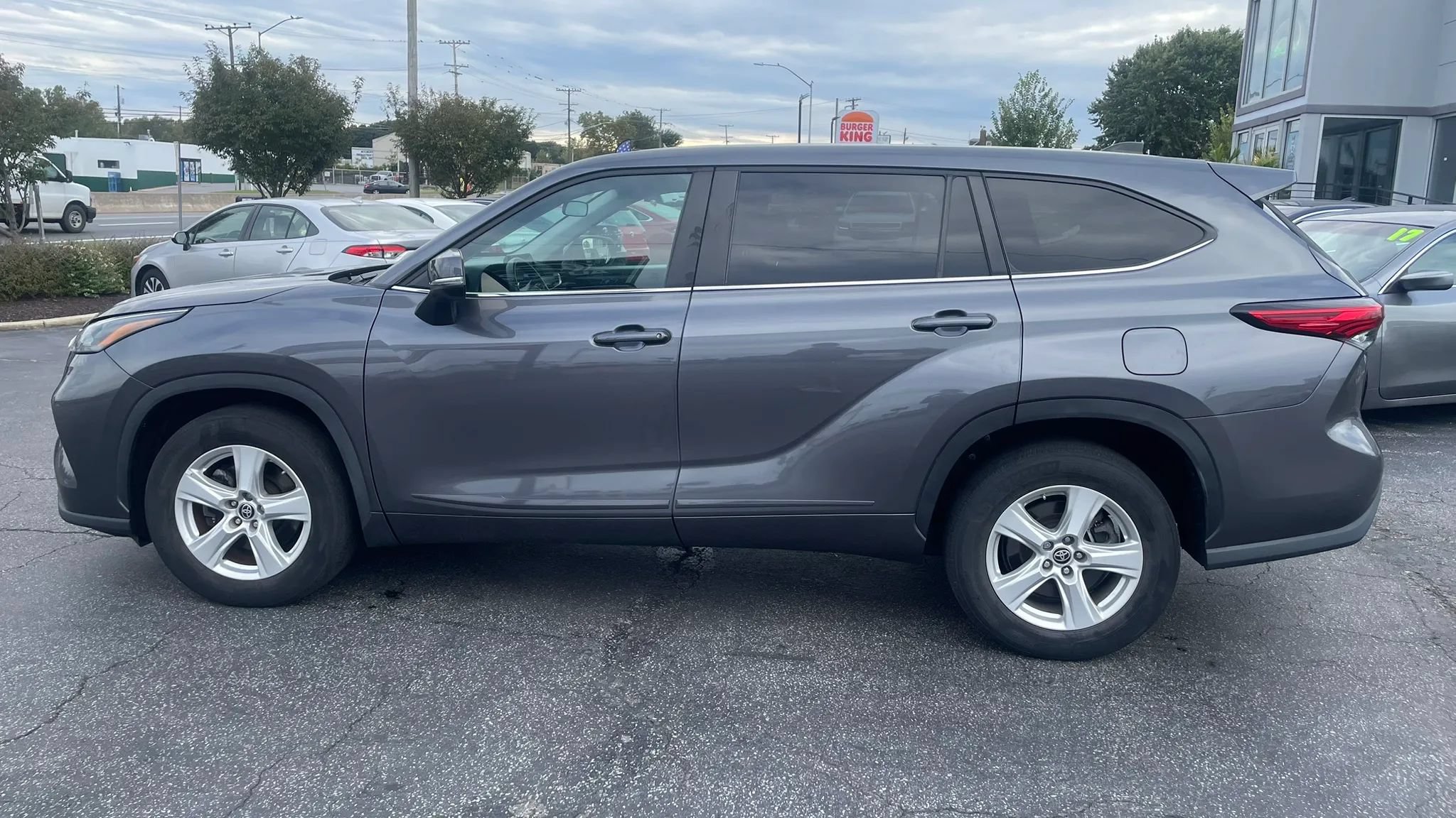 Used 2023 Toyota Highlander L FWD image 8
