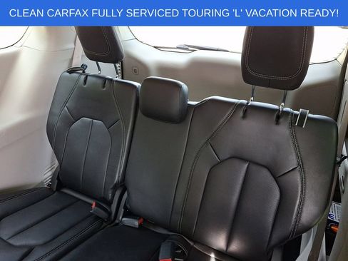 Used 2023 Chrysler Pacifica Touring-L FWD image 11