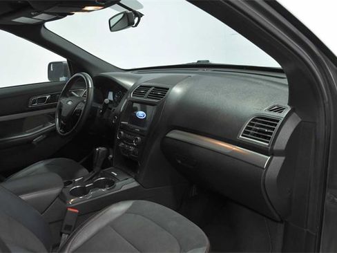 Used 2019 Ford Explorer XLT image 14