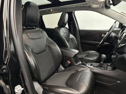 Used 2019 Jeep Cherokee Latitude Plus w/ Comfort/Convenience Group AWD/4WD image 29