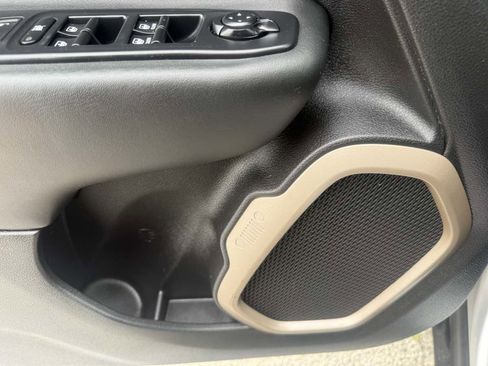 Used 2016 Jeep Renegade Limited image 9