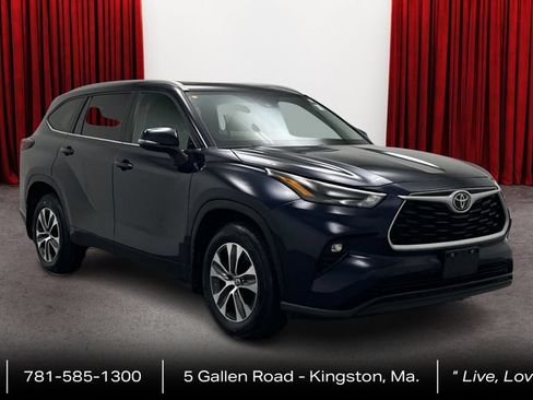 Used 2024 Toyota Highlander XLE AWD/4WD image 3