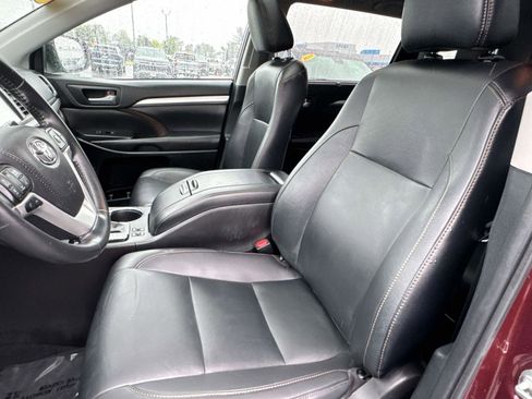 Used 2019 Toyota Highlander XLE w/ Carpet Mat Package (TMS) AWD/4WD image 23