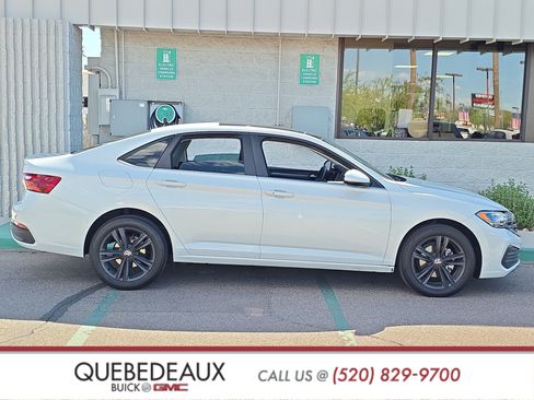 Used 2024 Volkswagen Jetta SE w/ Panoramic Sunroof Package FWD image 8