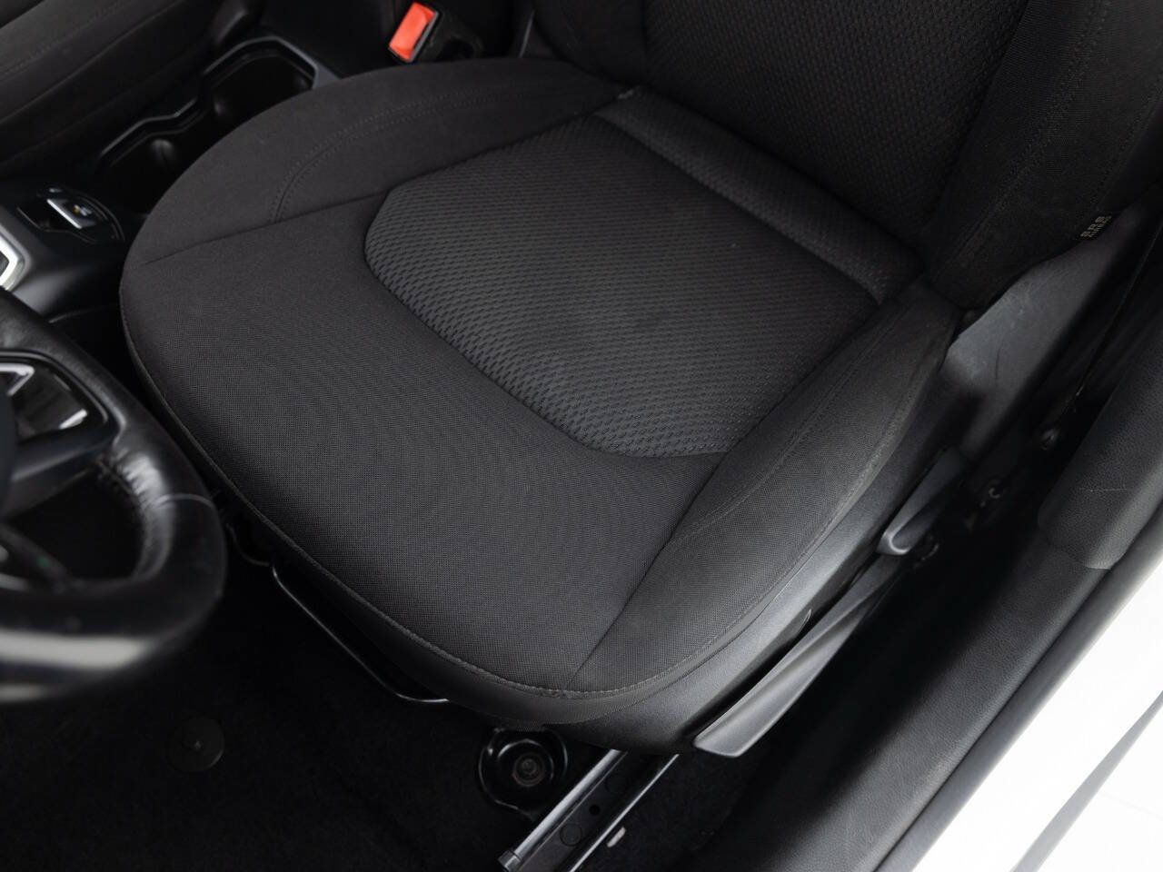 Used 2018 Jeep Renegade Altitude w/ UConnect 8.4 Nav Group AWD/4WD image 21